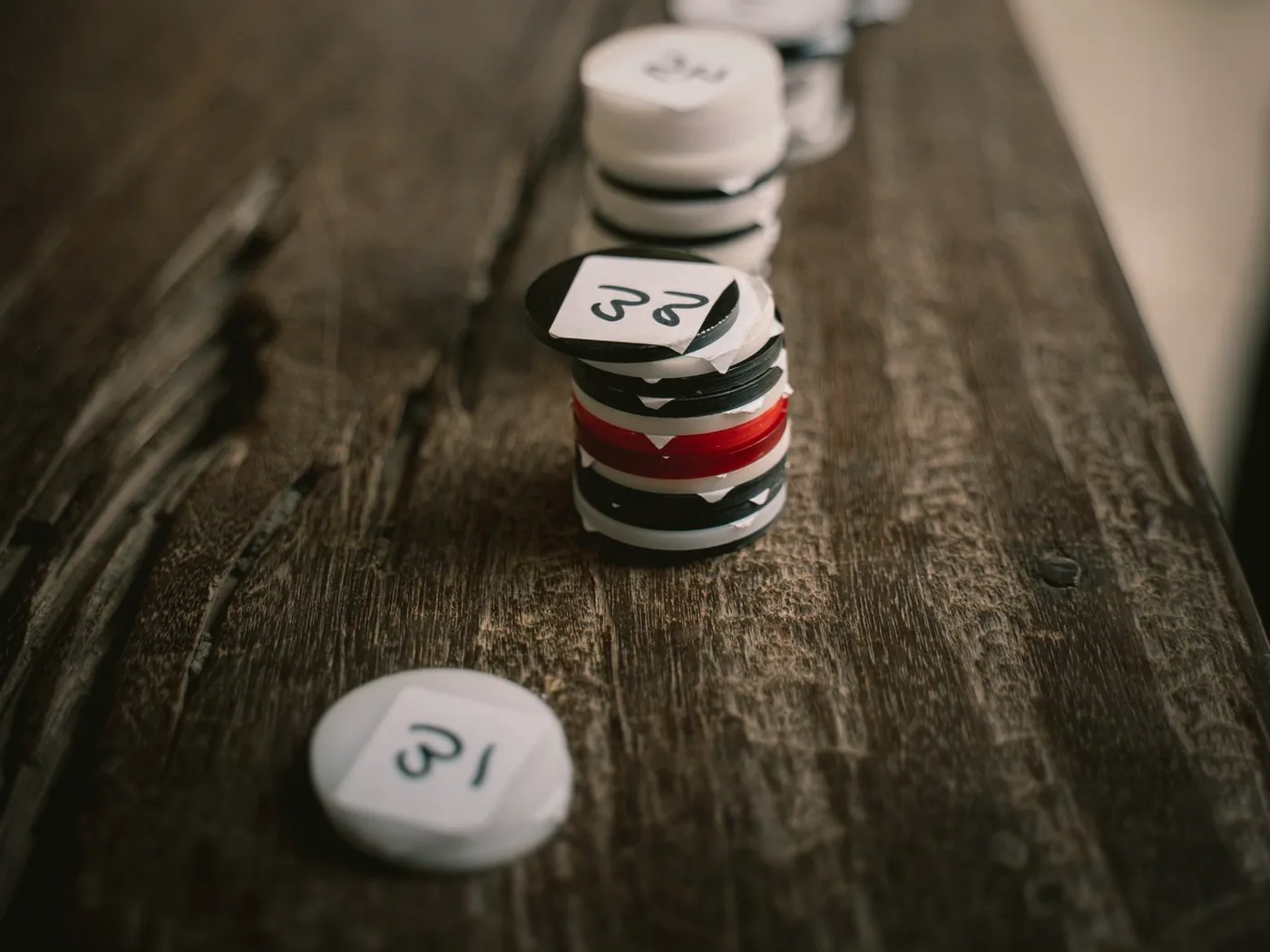 Cartes réparties sur une table de coinche