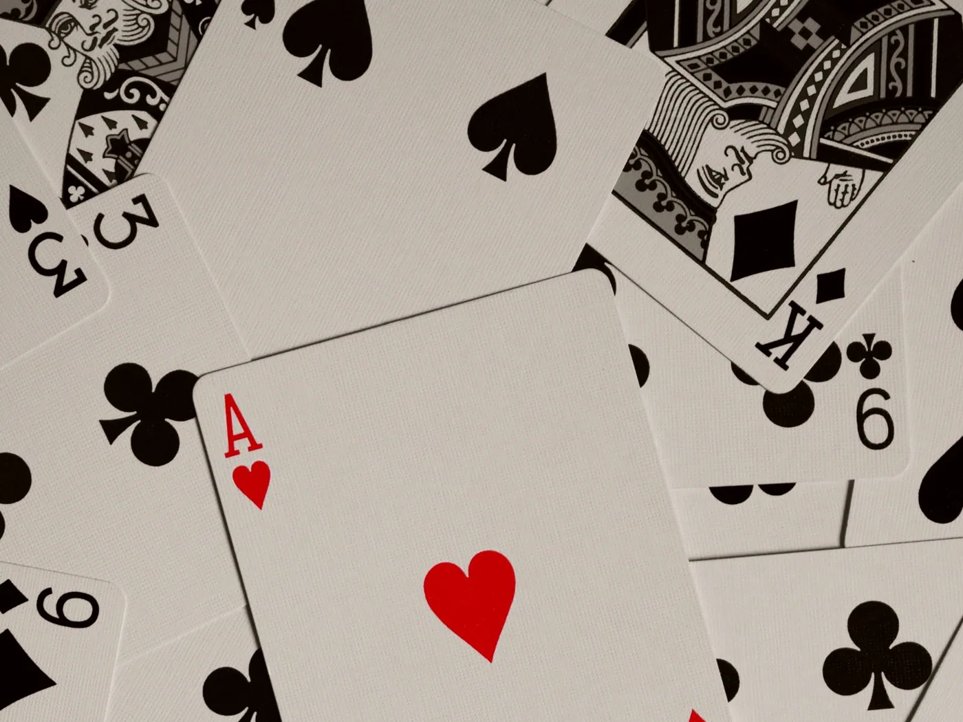 Cartes distribuées sur une table de tarot du cercle